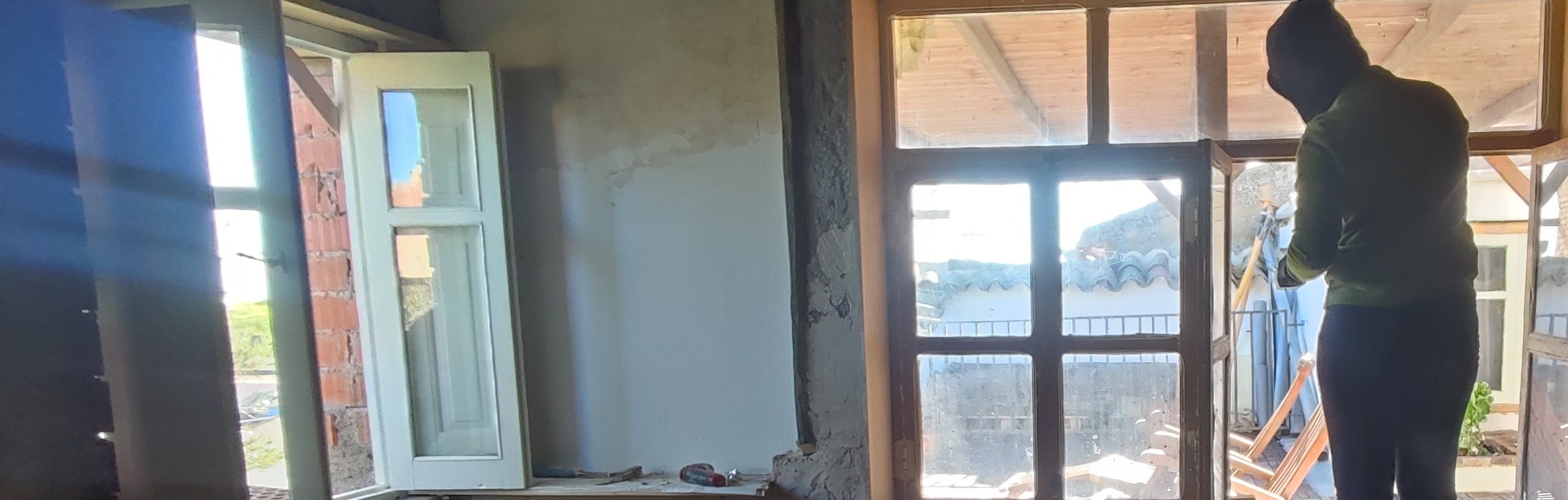 Manos colocando una estaca junto a un árbol joven recién plantado en el bosque Sucamiño.